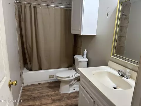 Bath - 910 NE 13th St, Magee, MS 39111 photo 1 of 1