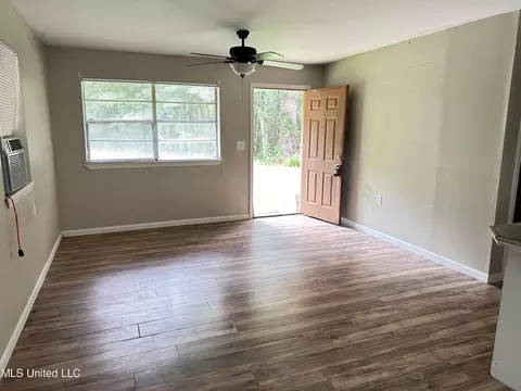 Living - 910 NE 13th St, Magee, MS 39111 photo 1 of 2