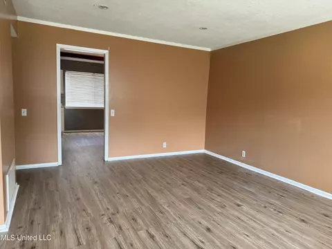 Living - 215 Lakebend Cir, Brandon, MS 39042 photo 2 of 3