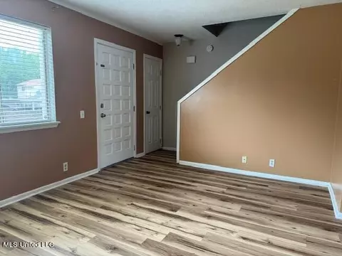 Living - 215 Lakebend Cir, Brandon, MS 39042 photo 1 of 3