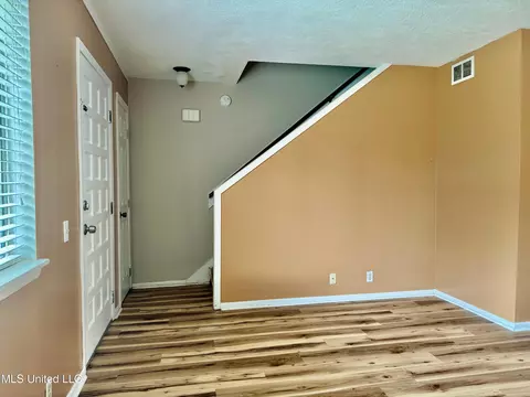Living - 215 Lakebend Cir, Brandon, MS 39042 photo 3 of 3
