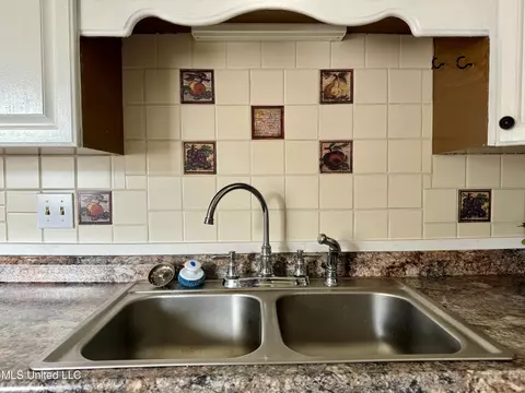 Kitchen - 215 Lakebend Cir, Brandon, MS 39042 photo 2 of 2