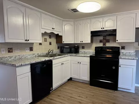 Kitchen - 215 Lakebend Cir, Brandon, MS 39042 photo 1 of 2