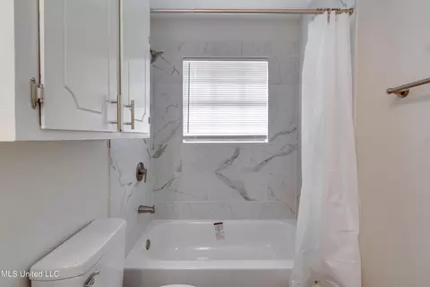 Bath - 75 Terrapin Dr, Brandon, MS 39042 photo 4 of 7
