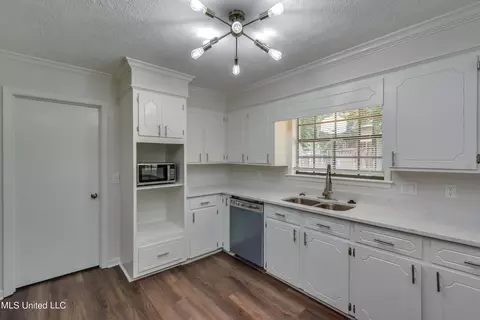 Kitchen - 75 Terrapin Dr, Brandon, MS 39042 photo 4 of 9