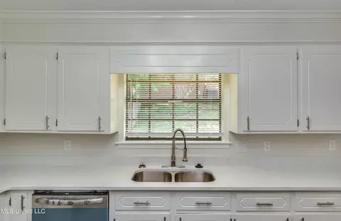 Kitchen - 75 Terrapin Dr, Brandon, MS 39042 photo 7 of 9