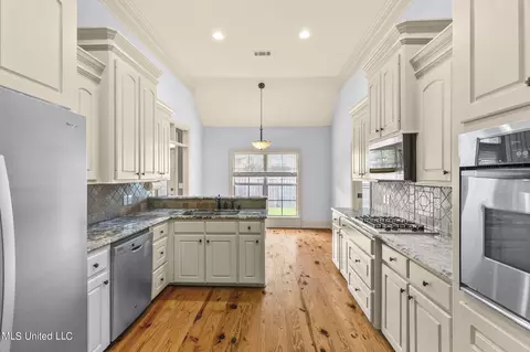 Kitchen - 109 Diamondback Ln, Brandon, MS 39047 photo 5 of 7