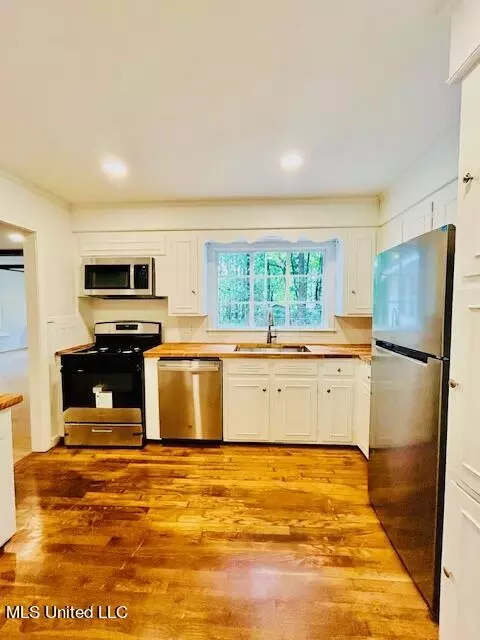 Kitchen - 5426 Hartsdale Dr, Jackson, MS 39211 photo 1 of 5