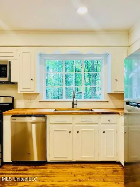 Kitchen - 5426 Hartsdale Dr, Jackson, MS 39211 photo 3 of 5