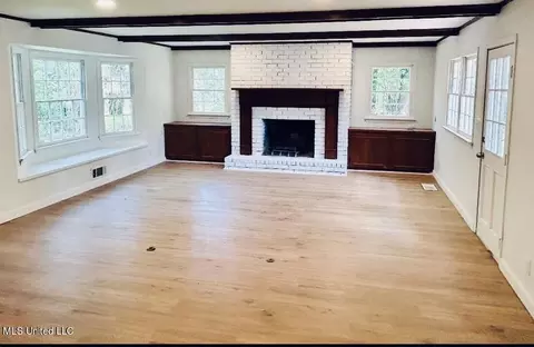 Living - 5426 Hartsdale Dr, Jackson, MS 39211 photo 1 of 2