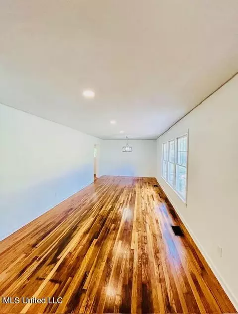 Living - 5426 Hartsdale Dr, Jackson, MS 39211 photo 2 of 2