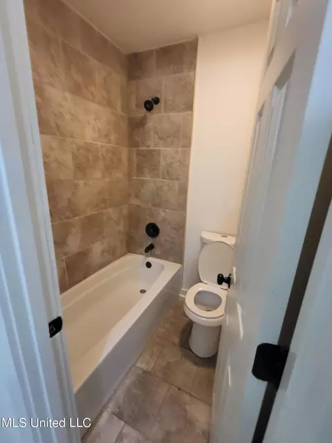 Bath - 1369 Canterbury Lane Ln, Jackson, MS 39212 photo 1 of 3