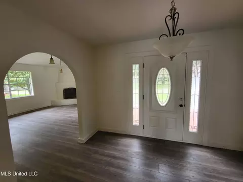Entry Way - 1369 Canterbury Lane Ln, Jackson, MS 39212 photo 1 of 2