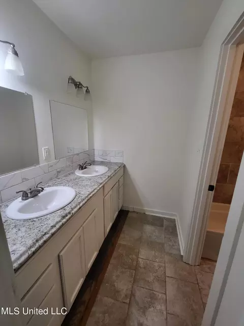 Bath - 1369 Canterbury Lane Ln, Jackson, MS 39212 photo 2 of 3