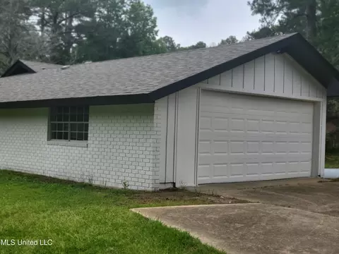 Exterior - 1369 Canterbury Lane Ln, Jackson, MS 39212 photo 3 of 4