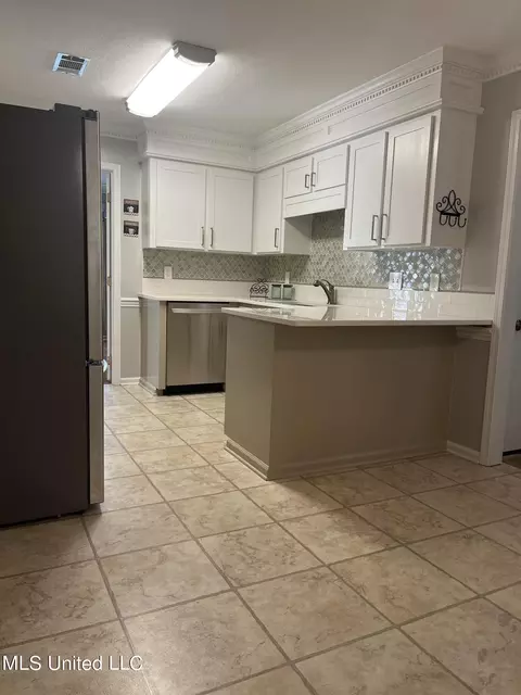 Kitchen - 328 Mockingbird Lane Ln, Madison, MS 39110 photo 5 of 6