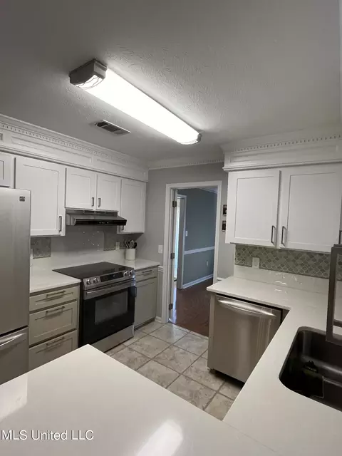Kitchen - 328 Mockingbird Lane Ln, Madison, MS 39110 photo 2 of 6