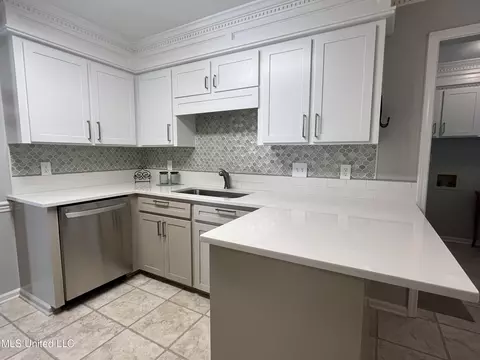 Kitchen - 328 Mockingbird Lane Ln, Madison, MS 39110 photo 3 of 6
