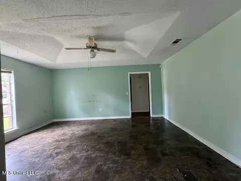 Living - 5318 Wynndyke Rd, Jackson, MS 39209 photo 2 of 3