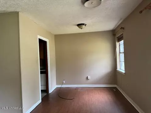 Living - 110 Magnolia Cir, Jackson, MS 39209 photo 1 of 5