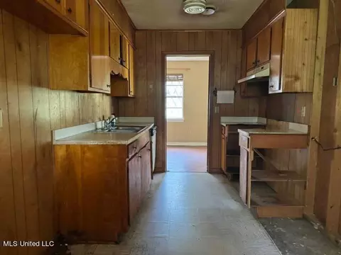 Entry Way - 110 Magnolia Cir, Jackson, MS 39209 photo 1 of 2