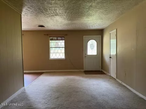Living - 110 Magnolia Cir, Jackson, MS 39209 photo 5 of 5