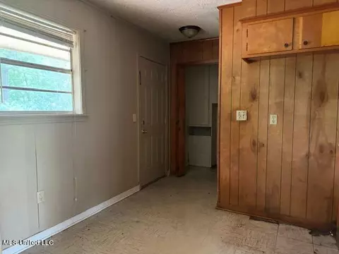 Entry Way - 110 Magnolia Cir, Jackson, MS 39209 photo 2 of 2