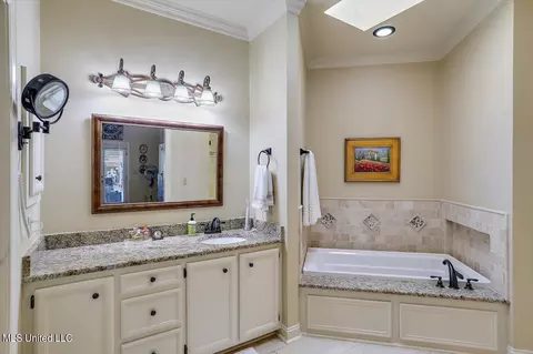 Bath - 1012 Northwind Ln, Brandon, MS 39047 photo 1 of 4