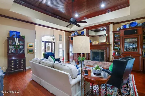 Living - 1012 Northwind Ln, Brandon, MS 39047 photo 2 of 4