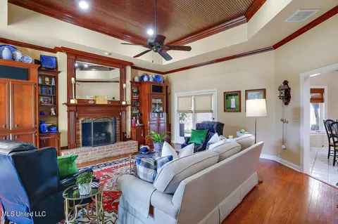 Living - 1012 Northwind Ln, Brandon, MS 39047 photo 3 of 4