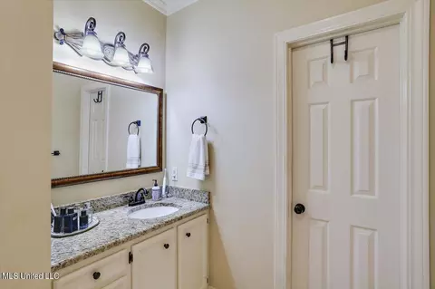 Bath - 1012 Northwind Ln, Brandon, MS 39047 photo 3 of 4