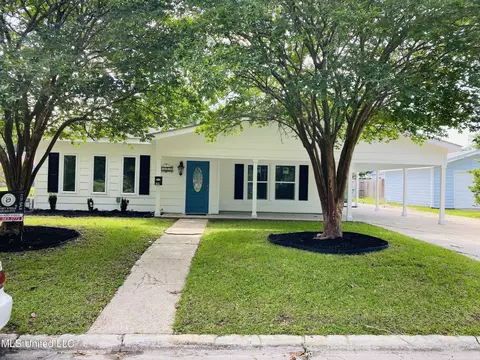 1109 Country Club Dr, Pascagoula, MS 39567