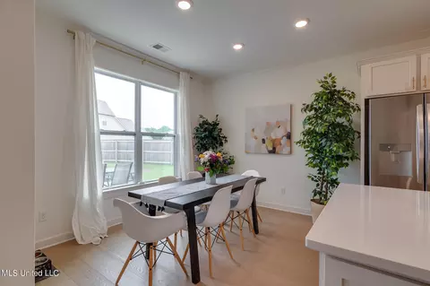Dining - 38 Ruskin, Hernando, MS 38632 photo 1 of 2