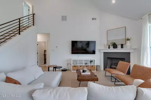 Living - 38 Ruskin, Hernando, MS 38632 photo 2 of 5