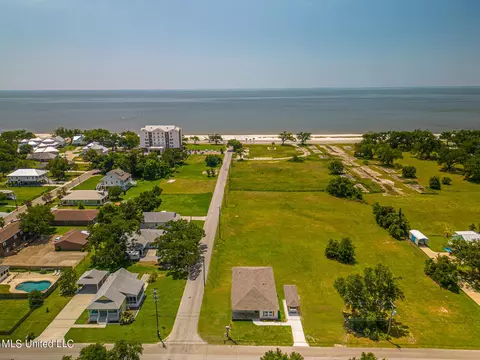 405 Magnolia St, Long Beach, MS 39560 photo 2