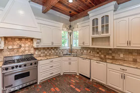 Kitchen - 123 Langdon Dr, Madison, MS 39110 photo 4 of 6