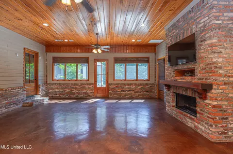 Living - 123 Langdon Dr, Madison, MS 39110 photo 13 of 15