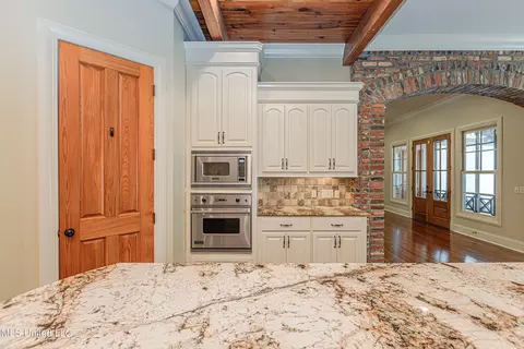Kitchen - 123 Langdon Dr, Madison, MS 39110 photo 5 of 6