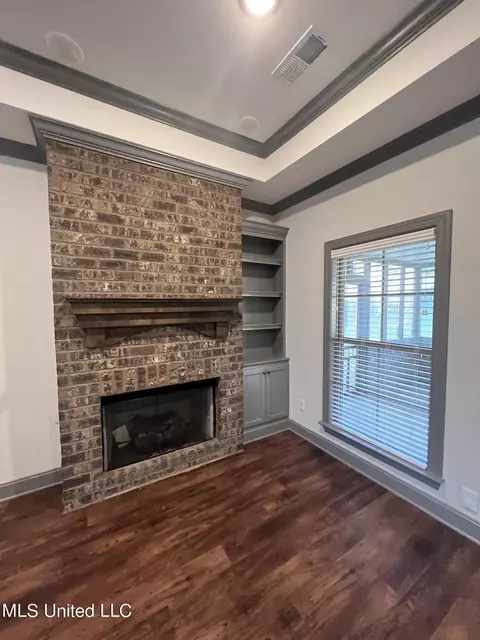 Living - 3756 N Fossil Hill Dr, Hernando, MS 38632 photo 2 of 2
