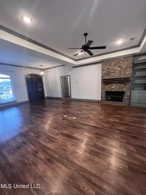 Living - 3756 N Fossil Hill Dr, Hernando, MS 38632 photo 1 of 2