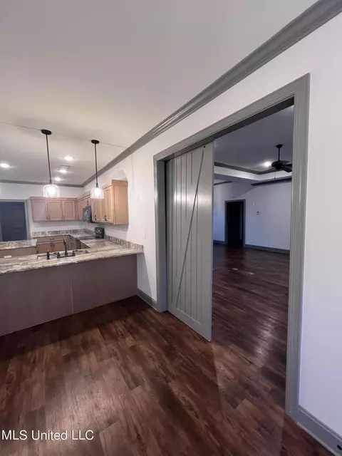 Entry Way - 3756 N Fossil Hill Dr, Hernando, MS 38632 photo 1 of 3