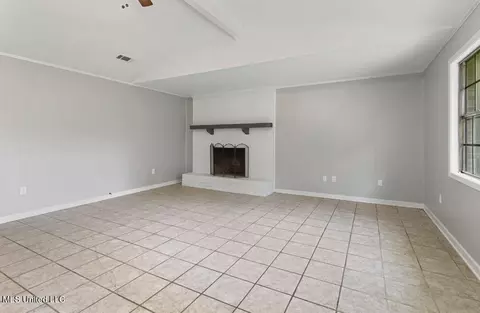 Living - 116 Red Oak Rd, Clinton, MS 39056 photo 2 of 3
