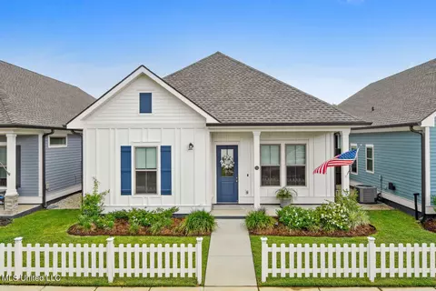 513 Dunbar Ct, Bay Saint Louis, MS 39520