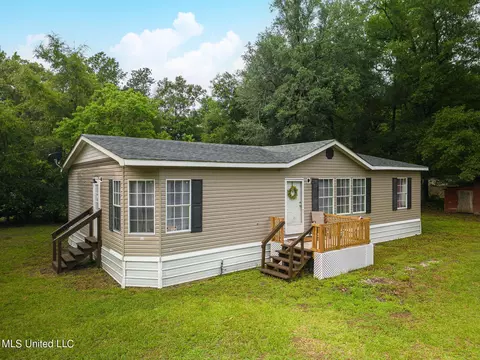 124 Honeysuckle Ln, Lucedale, MS 39452