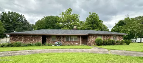 124 Country Club Dr, Greenwood, MS 38930