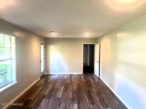 Living - 803 Normandy Dr, Clinton, MS 39056 photo 2 of 3