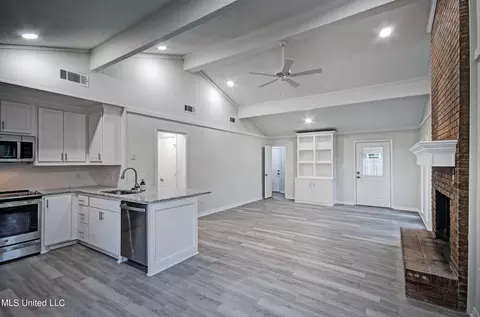 Living - 105 Summit Dr, Madison, MS 39110 photo 3 of 3