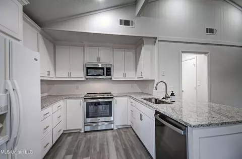 Kitchen - 105 Summit Dr, Madison, MS 39110 photo 2 of 2