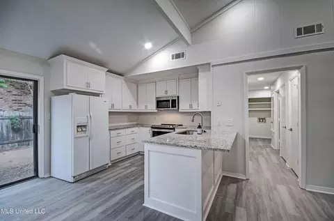 Kitchen - 105 Summit Dr, Madison, MS 39110 photo 1 of 2