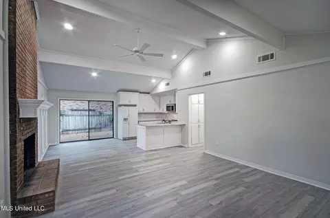 Living - 105 Summit Dr, Madison, MS 39110 photo 2 of 3